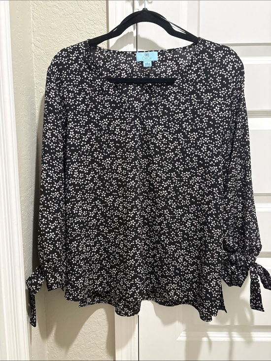 CeCe Tops - CeCe Black and White Floral Tie-Cuff Blouse